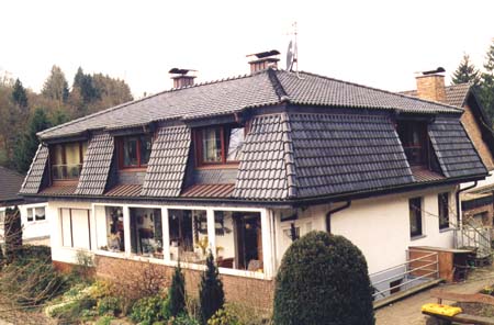 Dachflächensanierung mit glasierten Tonziegeln